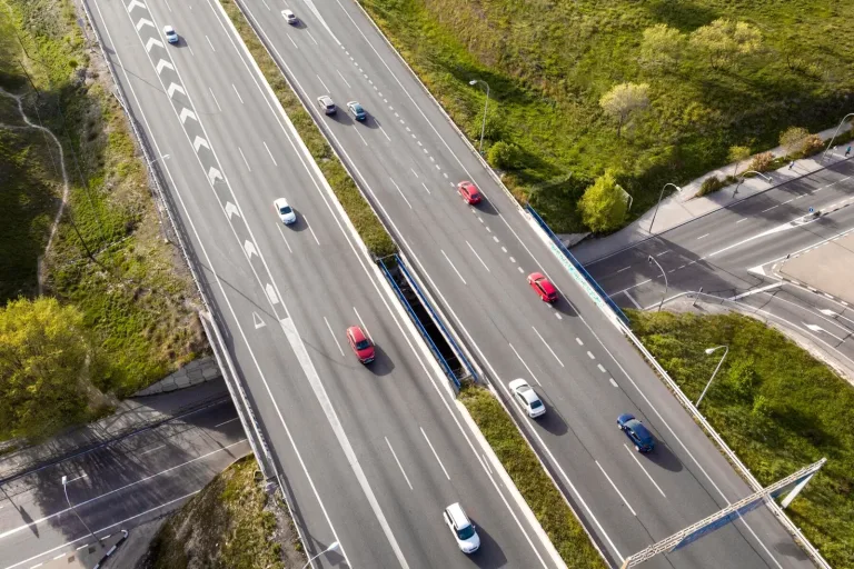 Vue aérienne d’une route et de ses véhicules