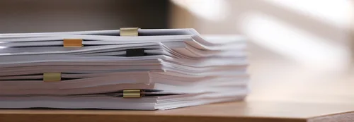 Pile de dossiers administratifs sur un bureau