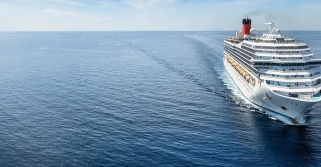 Un ferry navigue en mer