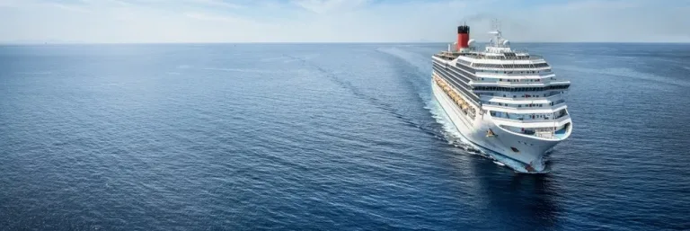 Un ferry navigue en mer