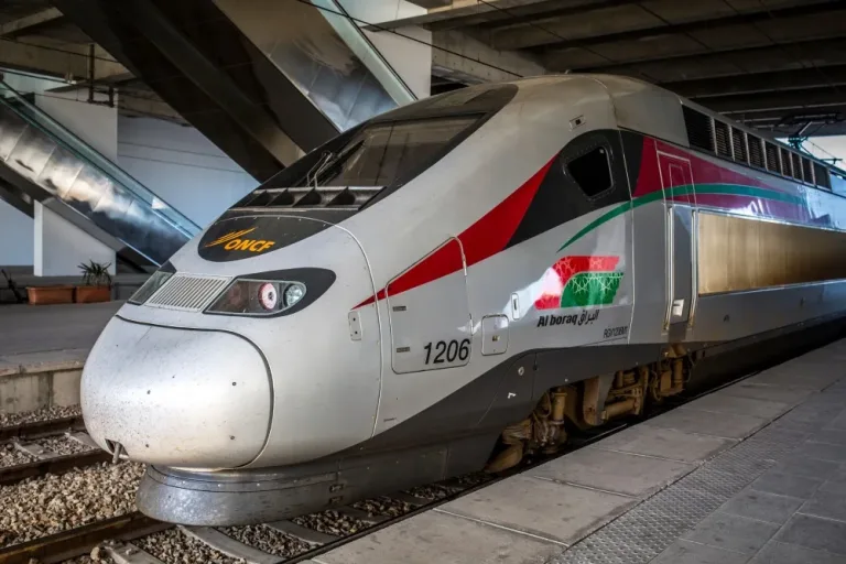 Train ONCF Al Boraq dans une gare
