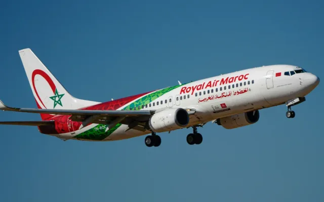 Un avion Royal Air Maroc en vol sur fond de ciel bleu