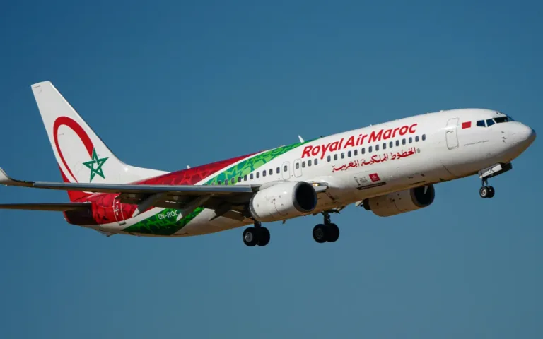 Un avion Royal Air Maroc en vol sur fond de ciel bleu