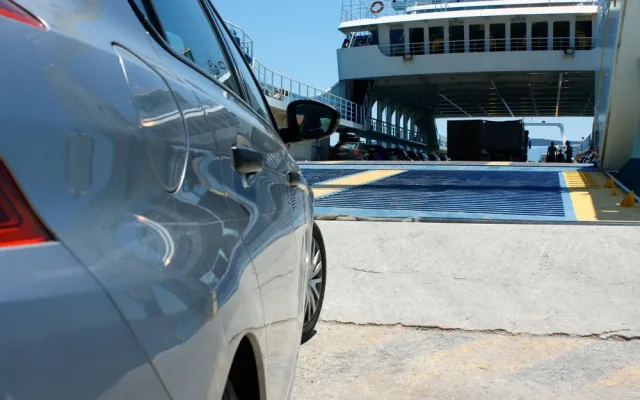 Voiture embarquant à bord d’un ferry