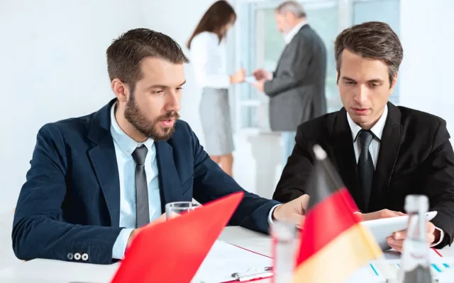 Professionnels réunis autour d’une table