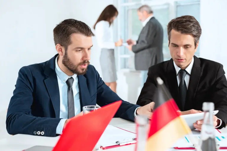 Professionnels réunis autour d’une table