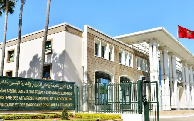 Bâtiment d’un consulat marocain avec le drapeau du Maroc